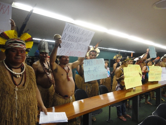 Indígenas Pataxó em protesto contra a PEC 215 em sessão da CCJC. Foto: Eden Magalhães/Cimi