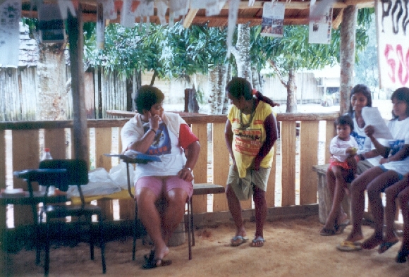 Ir. Glória entre os Kayabi, agosto de 2001. Foto: Cimi Regional Mato Grosso.
