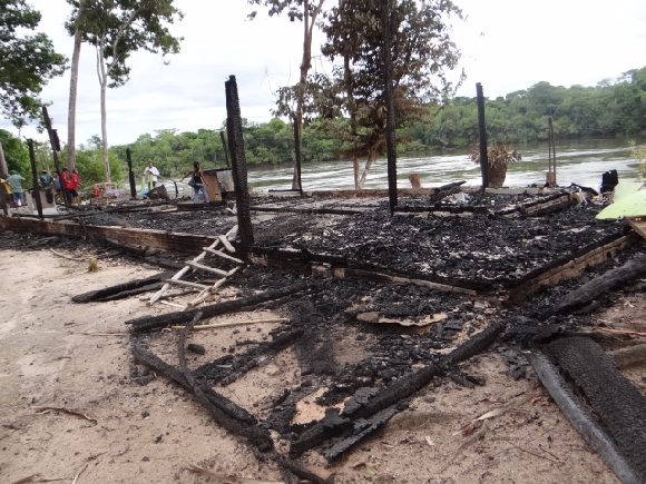Casa Munduruku queimada pela Polícia Federal durante Operação Eldorado 