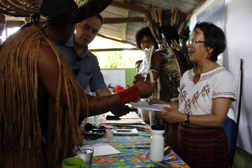 Relatora da ONU sobre direitos dos povos indígenas, Victoria Tauli Corpuz, em visita a comunidades indígenas na Bahia. Foto: Renato Santana/Cimi