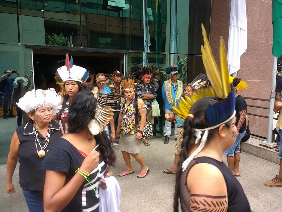 Mulheres indígenas protestam na frente do prédio da AGU, em Brasília. Foto: Tiago Miotto/Cimi