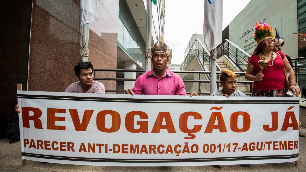 Protesto na AGU contra parecer antidemarcação. Foto: Tiago Miotto/Cim