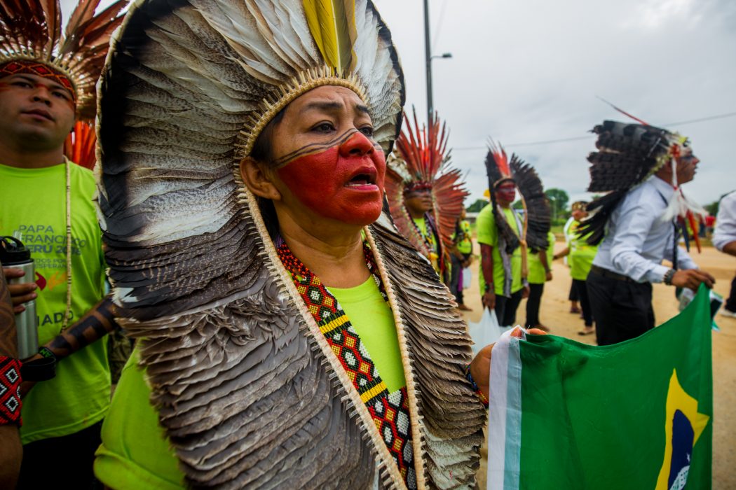 Povos indígenas do Brasil a caminho do Coliseu Madre de Dios, onde participaram de encontro com Papa. Na foto, Letícia Yawanawa, do Acre, segura bandeira do Brasil. Foto: Tiago Miotto/Cimi