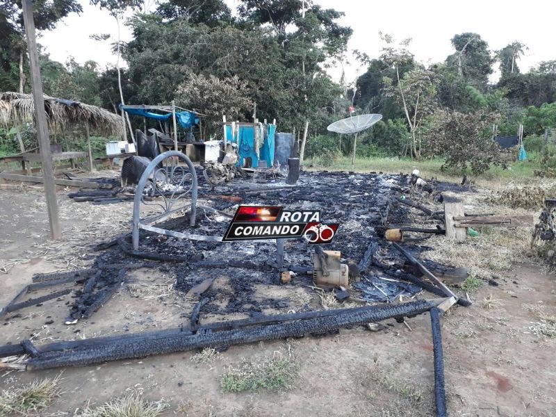Incêndio criminoso destrói três casas na Terra Indígena Rio Branco...
