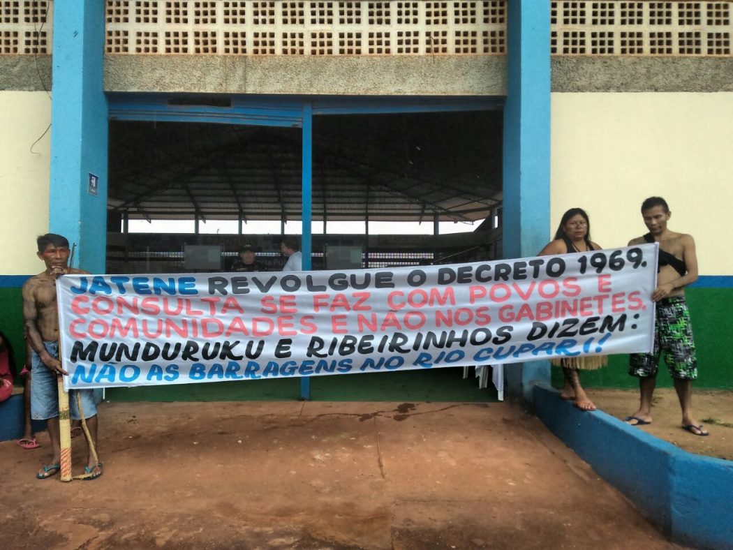 Manifestação Munduruku em Rurópolis (PA), contra licenciamento de hidrelétricas sem consulta prévia. Foto: Barbara Dias/Cimi Norte 2