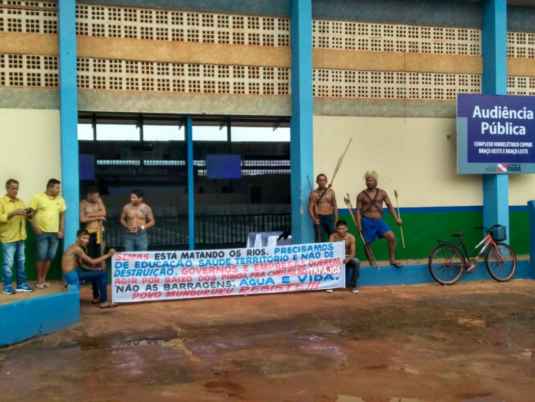Com direito à consulta prévia, livre e informada desrespeitado, Munduruku protestam em audiência sobre Complexo Hidrelétrico do Cupari, em Rurópolis (PA). Foto: Barbara Dias/Cimi Norte 2