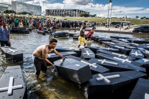 Durante o ATL de 2017, indígenas colocaram caixões no espelho d'água do Congresso, simbolizando as agressões a seus direitos originários feitas pela bancada ruralista - e foram duramente reprimidos. Foto: Mídia Ninja/MNI