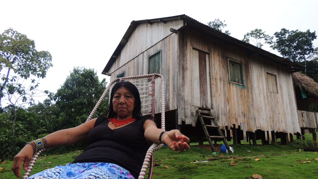 Marina Jaminawa, filha do pajé Carlito, na aldeia Kayapuka. Foto: Paola Mallmann/Cimi AO