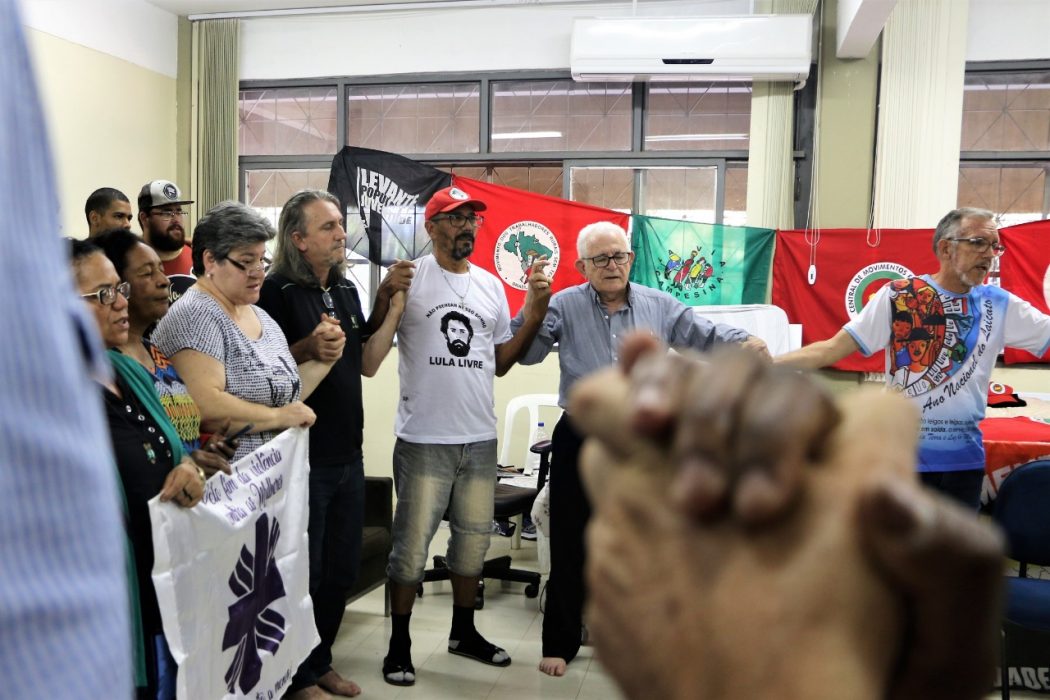 De mãos dadas, os sete militantes em greve se uniram aos visitantes em oração. Foto: Michele Calazans/Cimi