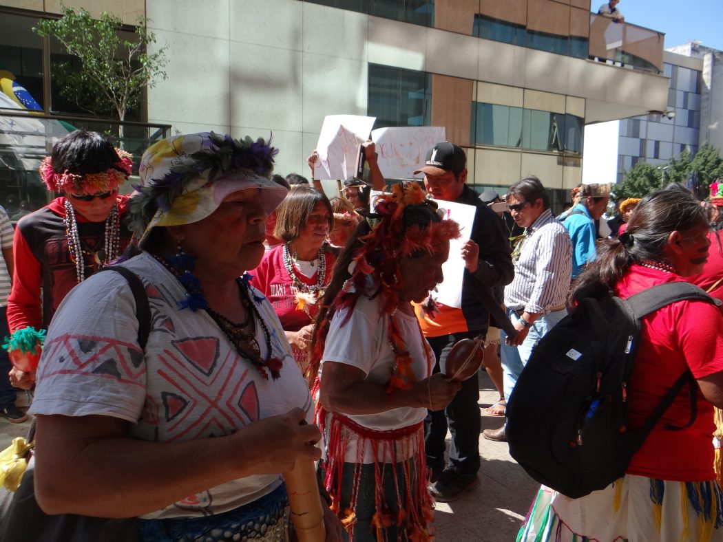 Indígenas manifestaram-se na AGU, onde protocolaram documento pedindo revogação do Parecer 001/2017. Foto: Egon Heck/Cimi