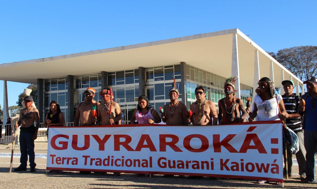 Manifestação Guarani e Kaiowá em frente ao STF. Foto: Michelle Calazans/Cimi