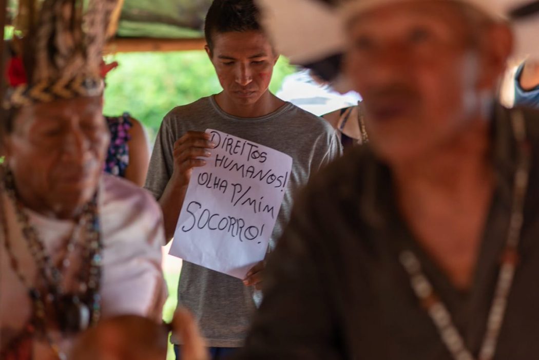 Guarani e Kaiowá manifestam-se durante visita à TI Guyraroka. Foto: CIDH/divulgação