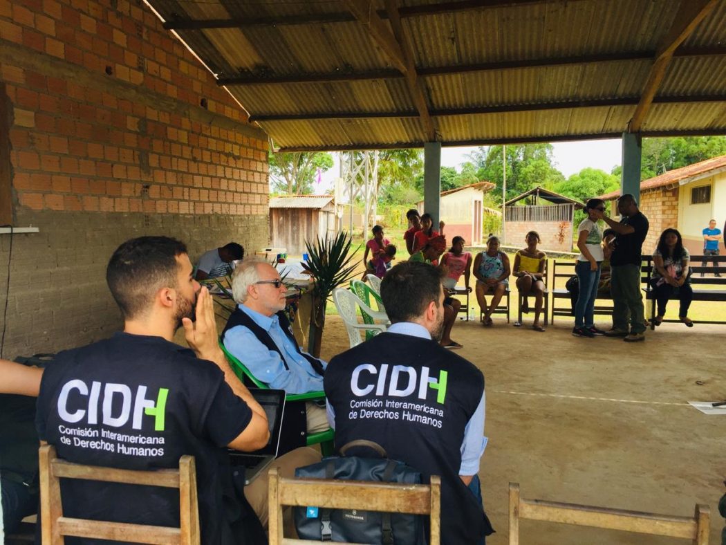 Apesar da intimidação e das ameaças dos sojeiros, a reunião com a comitiva da CIDH na aldeia Açaizal foi mantida. Foto: CPT Santarém