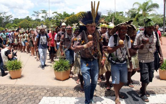 Ritual Xukuru de Ororubá durante ato no CCBB, sede da equipe de transição do governo Bolsonaro. Foto: Michelle Calazans/Cimi