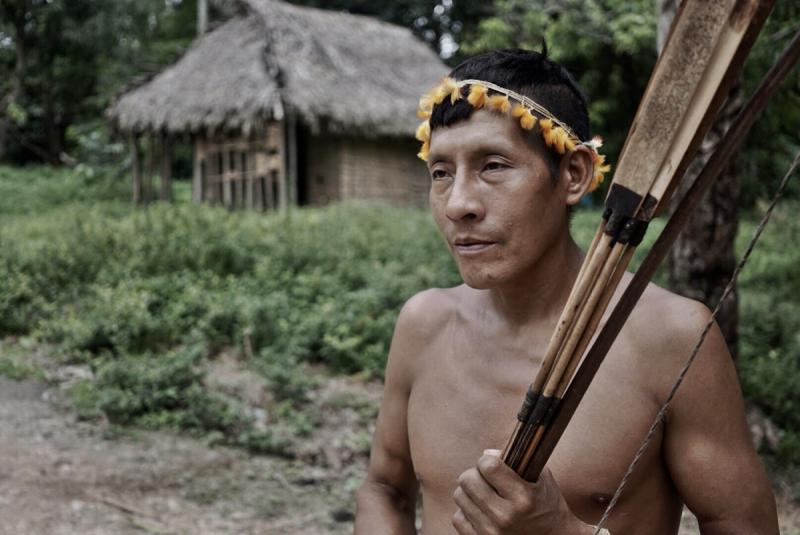 Caçador Awá na Terra Indígena Caru. Foto por Vladimiros Nikolouzos. Mario Vilela/Funai, acervo indígena