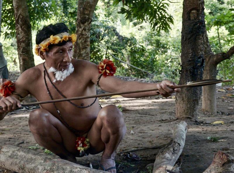 Caçador Awá na Terra Indígena Caru. Foto por Vladimiros Nikolouzos. Mario Vilela/Funai, acervo indígena