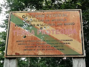 Próximo à aldeia 623, lideranças da TI Uru-Eu-Wau-Wau encontraram uma das placas identificação do território danificadas por tiros. Para os indígenas, é um recado dos invasores. Foto: povo Uru-Eu-Wau-Wau