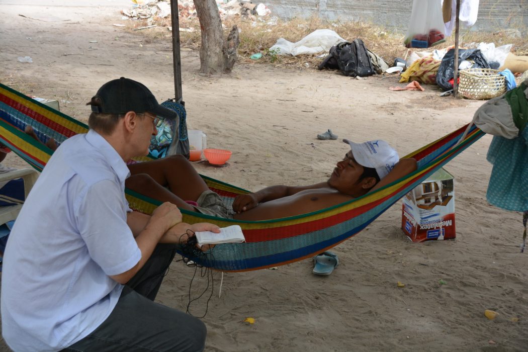 Wilson Vlademir Cortez conversa com P. Jaime C. Patias. Ele chegou com cinco filhos para tratamento médico e há três meses está na rua. Foto por Jaime C. Patias