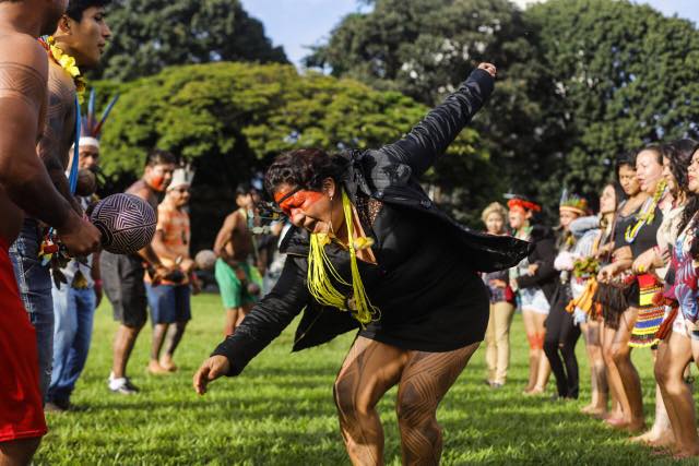 Povos indígenas apresentam seus rituais e danças durante o ATL. Foto por Mídia Ninja