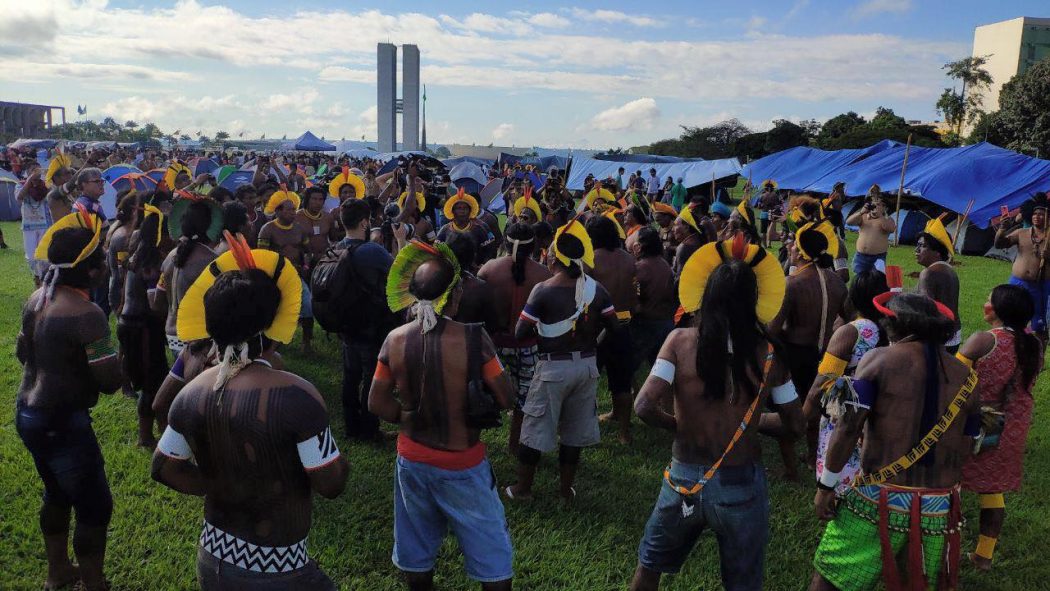 Indígenas Kayapó clicados com o Congresso Nacional ao fundo durante o ATL 2019. Foto: Mídia Ninja