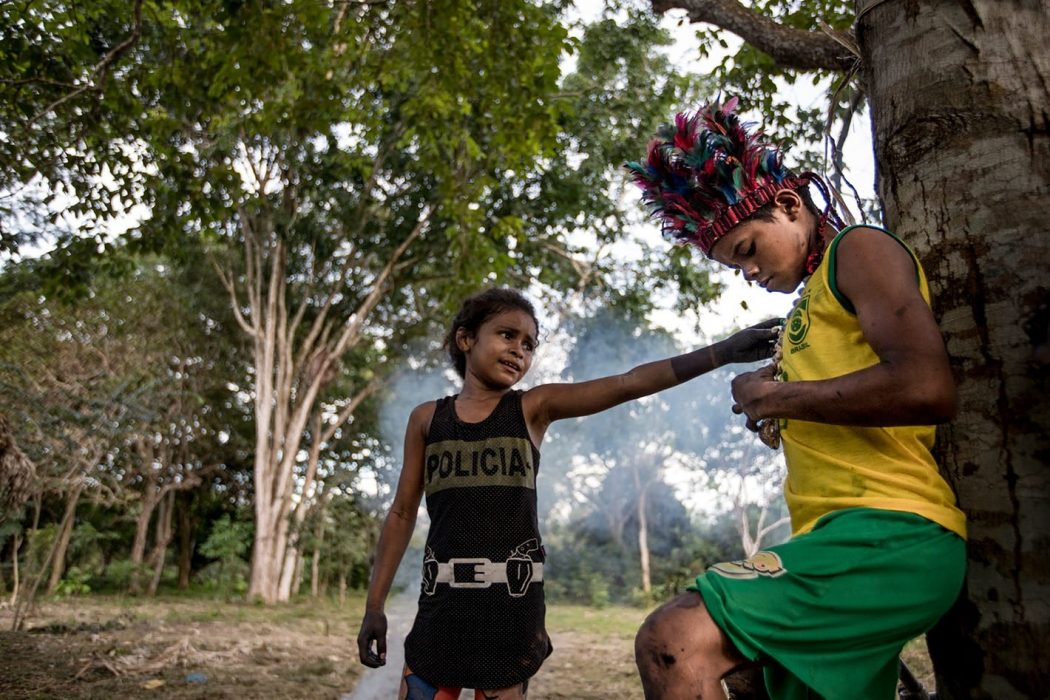 Crianças Akroá-Gamella brincam no ritual de São Bilibeu na aldeia Cajueiro-Piraí, no Maranhão. Foto: Ana Mendes/The Intercept Brasil