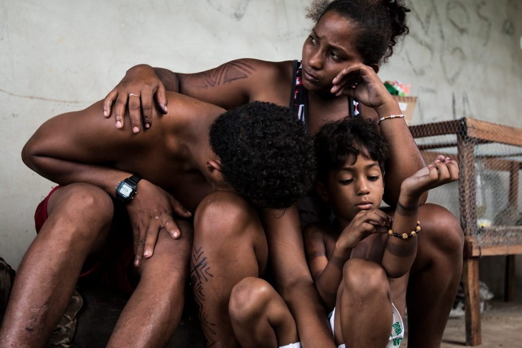 Mulher consola o marido na aldeia Cajueiro-Piraí um dia depois do ataque. Foto: Ana Mendes/The Intercept Brasil