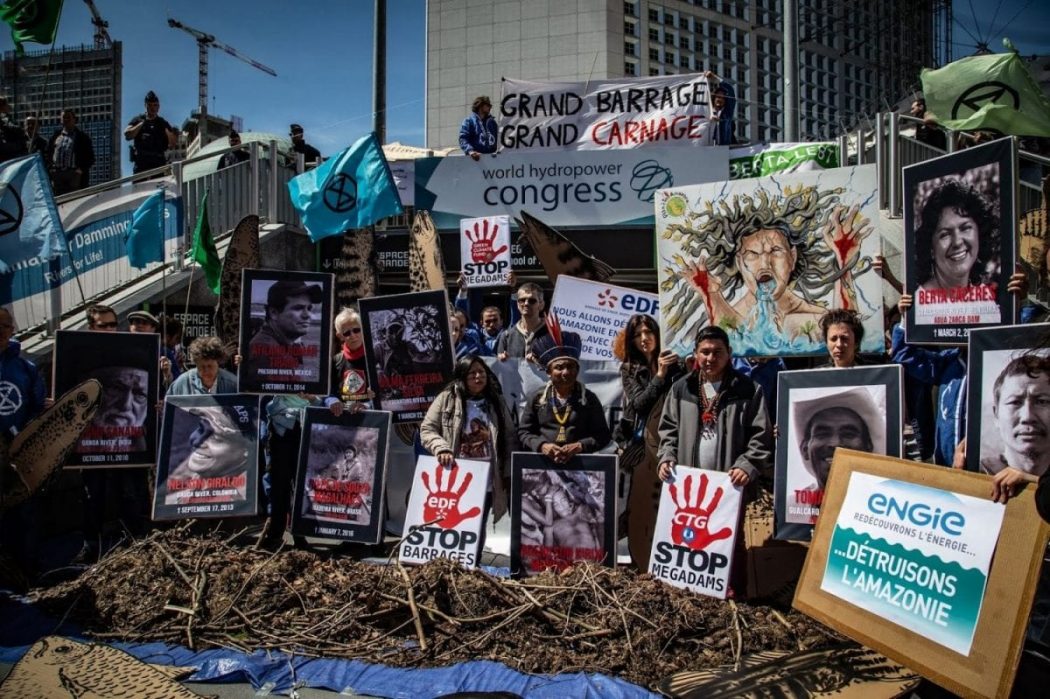 Protesto contra projetos de hidrelétricas na abertura do Congresso Mundial de Hidrelétricas. Foto por Todd Southgate