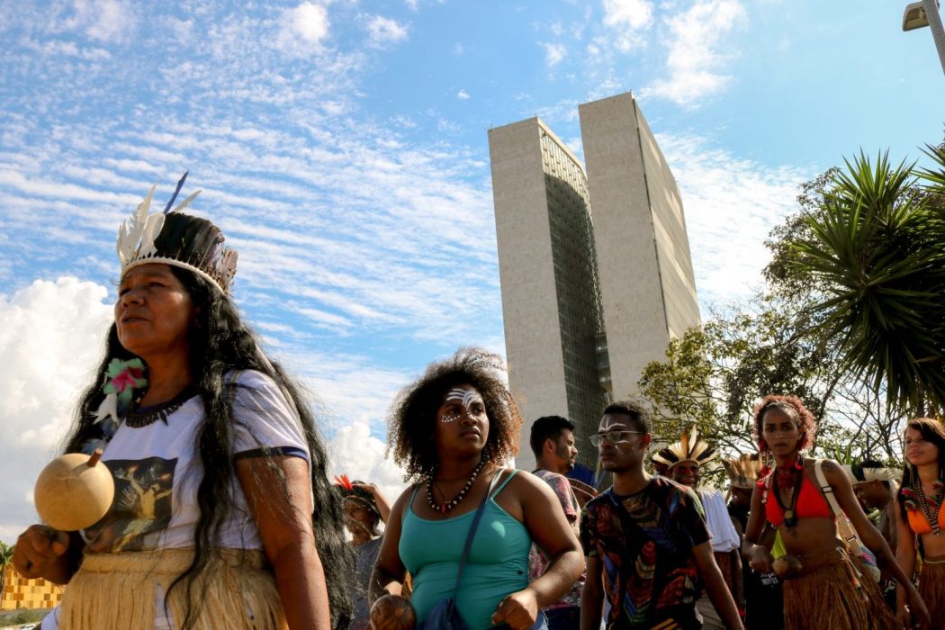Indígenas em marcha contra os cortes na educação. Foto por Adi Spezia