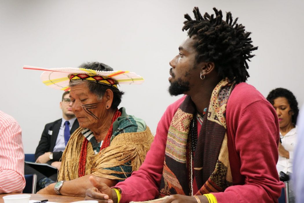 Indígenas e quilombolas em audiência no MEC. Foto por Adi Spezia
