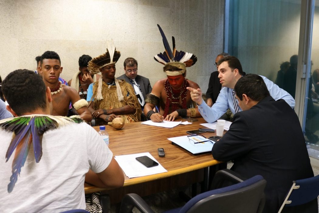 Indígenas e quilombolas em audiência no MEC. Foto por Adi Spezia