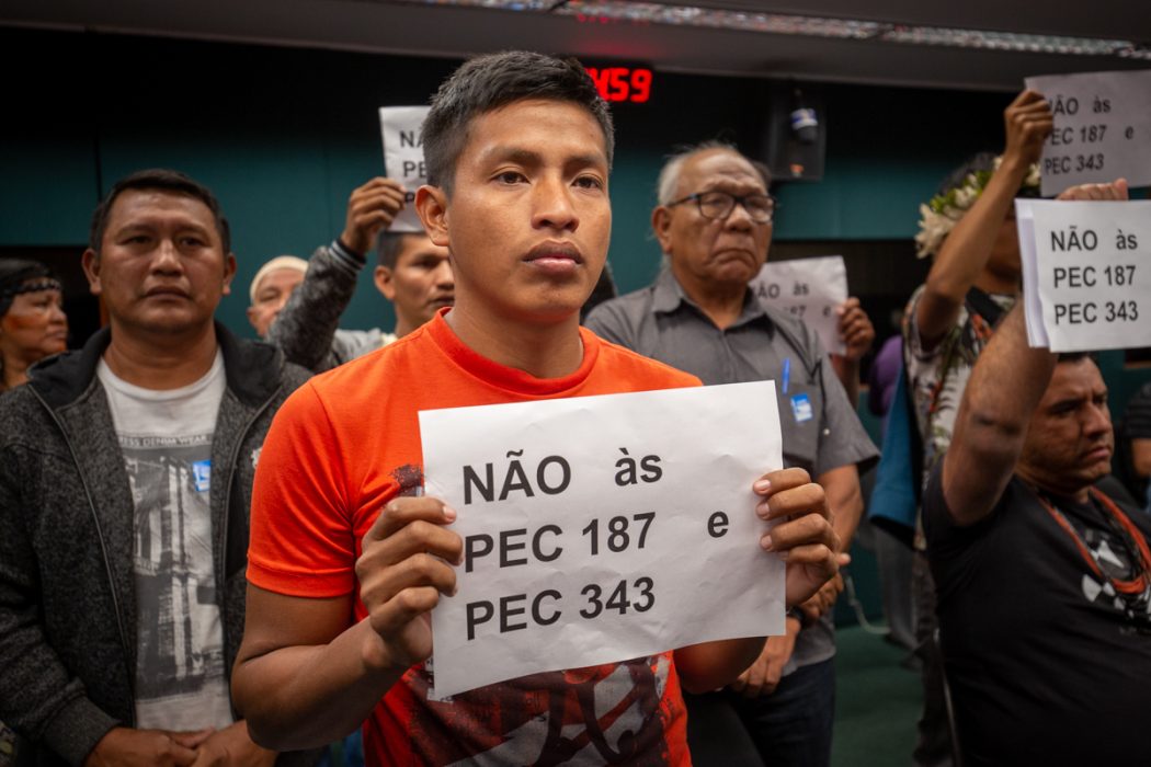 Povos indígenas manifestam-se contra as PECs 187 e 343 na CCJC da Câmara dos Deputados, em Brasília. Foto: Tiago Miotto/Cimi