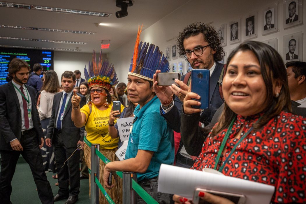 Lideranças indígenas reagiram às falas racistas e preconceituosas de parlamentares ruralistas na CCJC. Foto: Tiago Miotto/Cimi