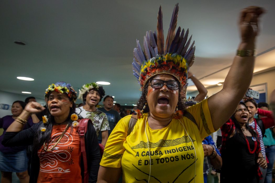 À noite, indígenas comemoraram batalha vencida na Câmara dos Deputados. Foto: Tiago Miotto/Cimi