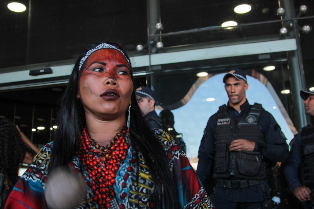 Policiais tentaram impedir entrada de indígenas na Sesai. Foto: juliana Pesqueira/Amazônia