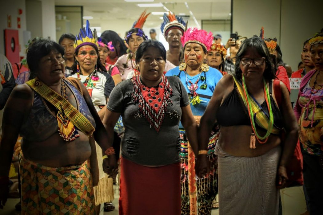 Mulheres indígenas ocuparam a sede da Sesai, em Brasília, na manhã desta segunda-feira (12). Foto: Kamikia Kisedje