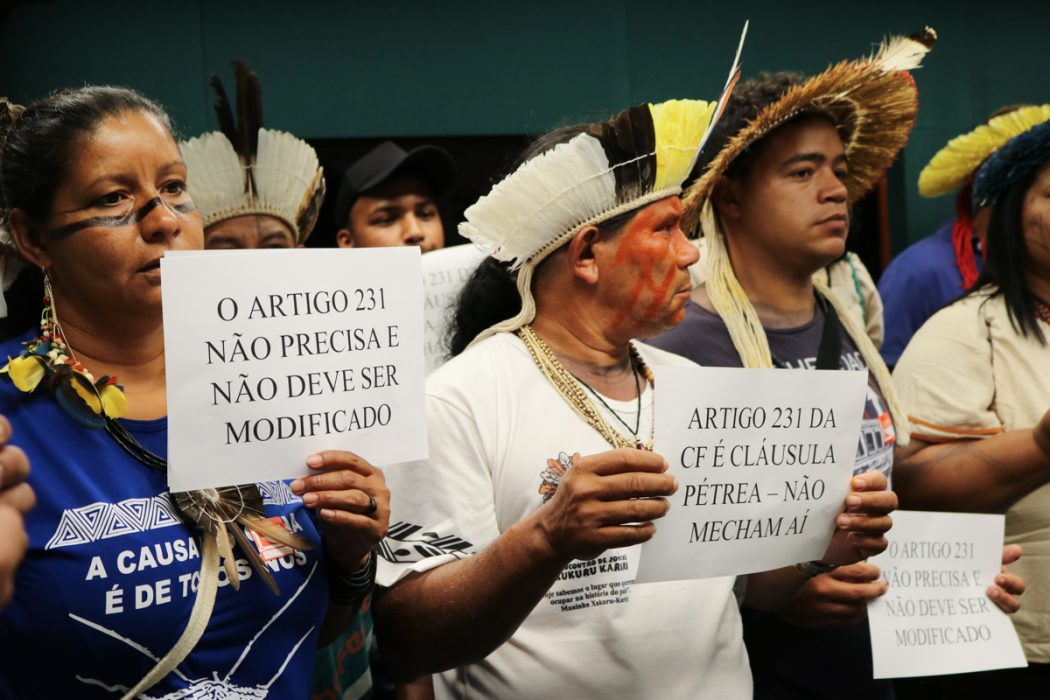Povo Xukuru Kariri de Alagoas acompanhou votação na CCJC, manifestando-se contra PEC 187. Foto: Adi Spezia/Cimi