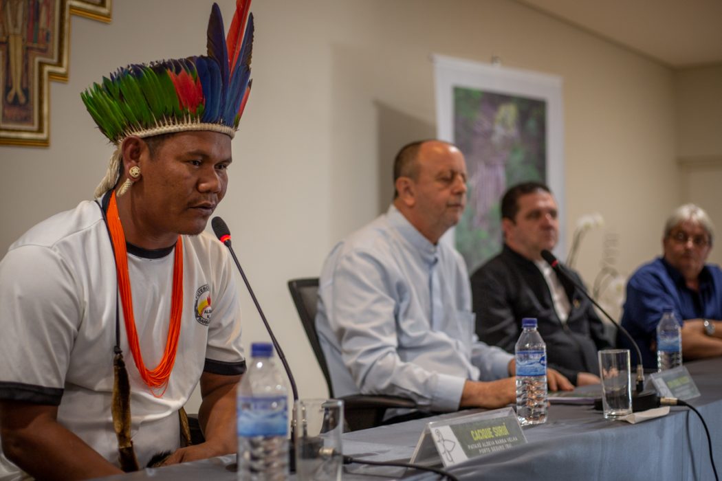 Cacique Suruí Pataxó fala durante o lançamento do relatório do Cimi. Foto: Adi Spezia/Cimi
