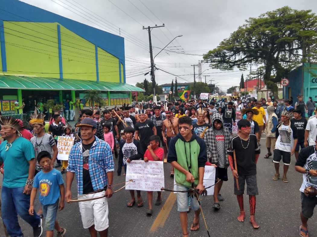 Povo Guarani Mbya do Vale do Ribeira manifesta-se contra ataques do governo federal a seus direitos territoriais em Iguape (SP). Foto: Cimi regional Sul - Equipe SP