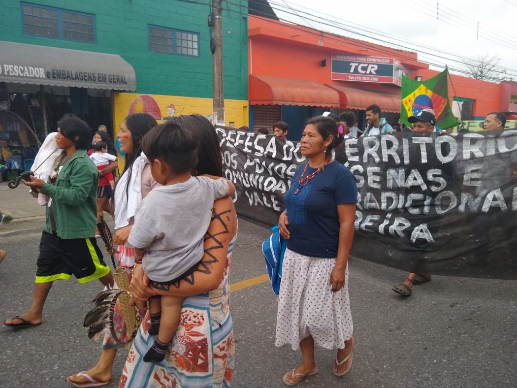 “Fora Silmara! Fora da Funai” e “Vale do Ribeira é Guarani Bbya, demarcação já!” são alguns dos gritos dos indígenas durante a marcha. Foto: Cimi Regional Sul/equipe SP
