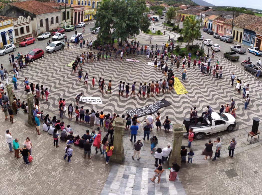 Manifestação chega à Praça da Matriz, em Iguape (SP). Foto: Aleandro Silva/Cimi Regional Sul - equipe SP