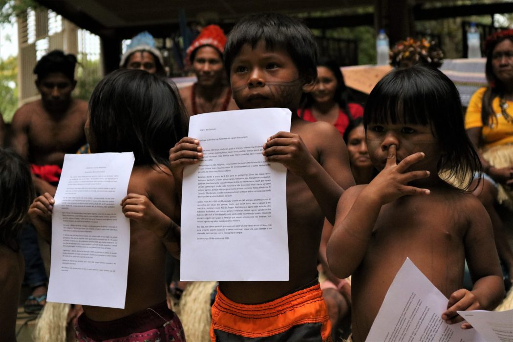 Crianças MunduruKu seguram cópias dos documentos entregues às autoridades. Neles constam as denuncias das invasões. Foto: Adi Spezia/Cimi