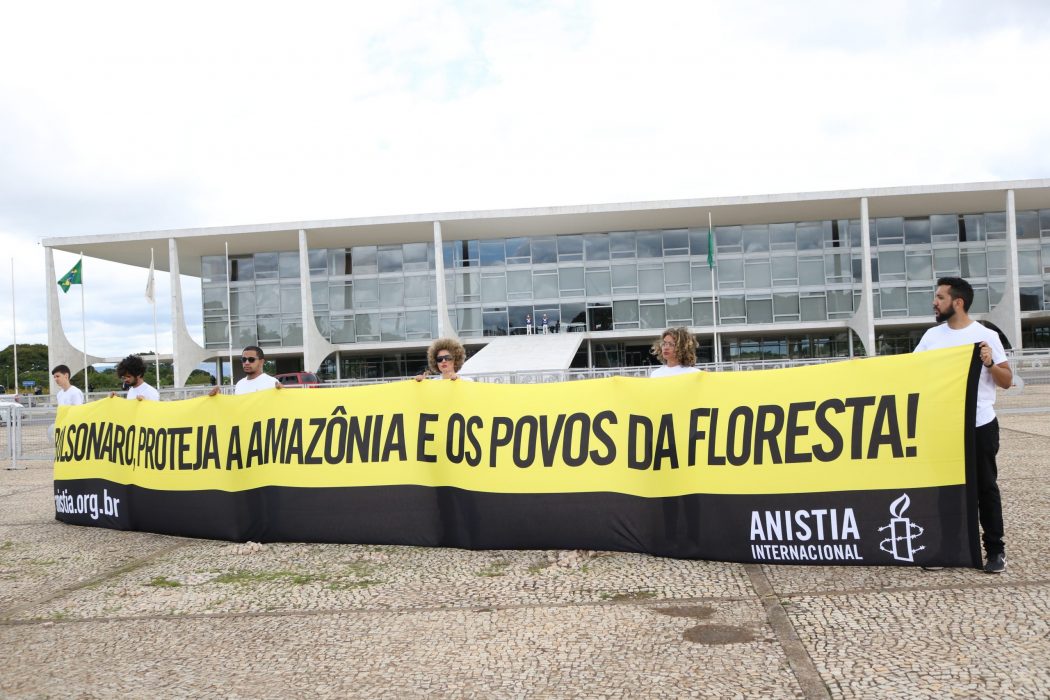 O ato em defesa da Amazônia e dos povos que nela vivem durou entorno de duas horas e reuniu organizações, apoiadores e militantes da causa indígena e ambiental. Foto: Adi Spezia/Cimi