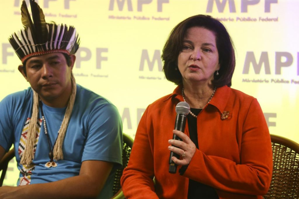 A procuradora-geral da República Raquel Dodge com representante dos Avá-Guarani. Foto: Comissão Arns