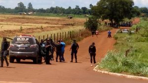 Viatura e agentes do Departamento de Operações de Fronteira (DOF) na estrada vicinal próxima ao local do conflito e à Reserva. Foto: povo Guarani e Kaiowá