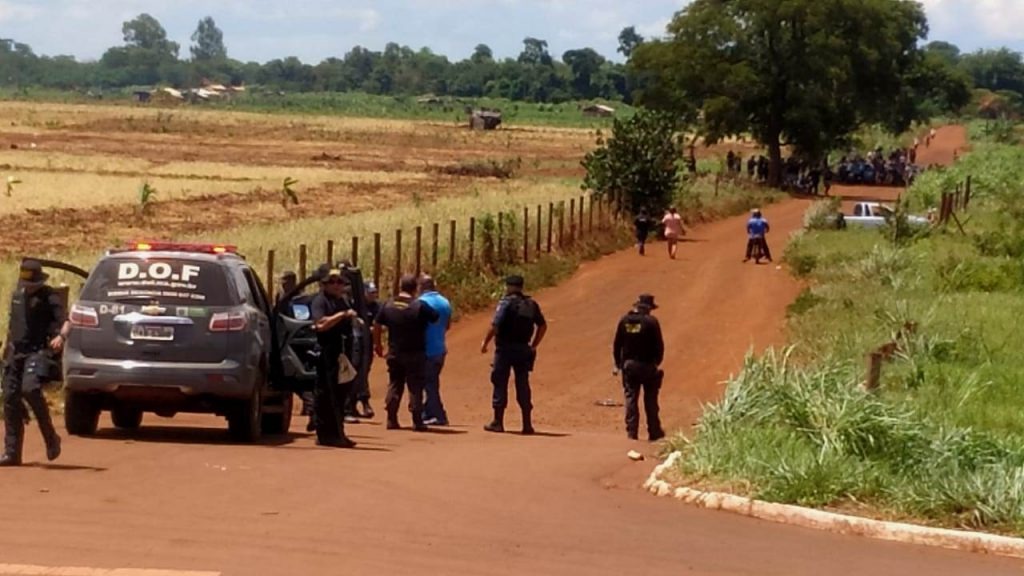 Viatura e agentes do Departamento de Operações de Fronteira (DOF) na estrada vicinal próxima ao local do conflito e à Reserva. Foto: povo Guarani e Kaiowá