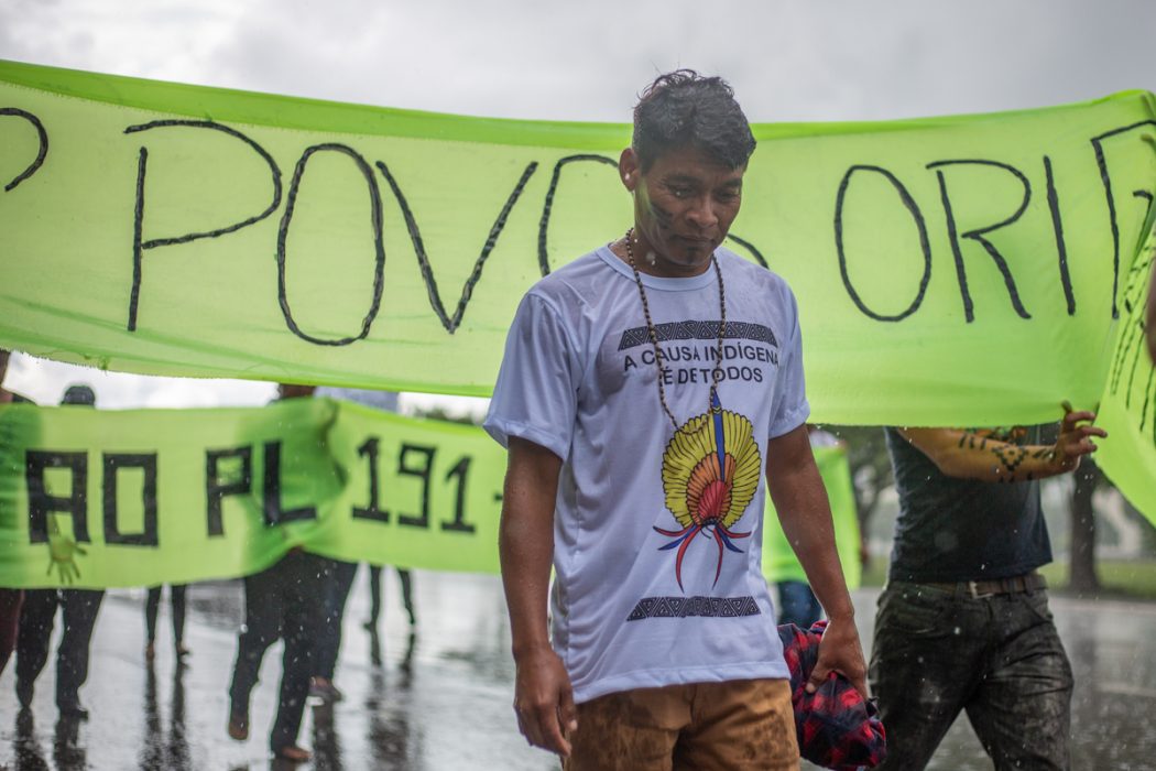 Fevereiro de 2020: mesmo sob chuva, indígenas caminharam pela Esplanada dos Ministérios até o STF em defesa de seus direitos originários. Foto: Tiago Miotto/Cimi