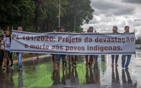 Mesmo sob chuva, indígenas caminharam pela Esplanada dos Ministérios até o STF em defesa de seus direitos originários. Foto: Tiago Miotto/Cimi