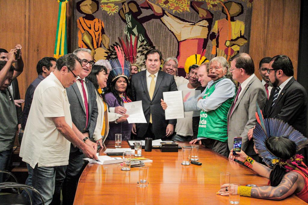 Em reunião, Rodrigo Maia garantiu a lideranças indígenas e parlamentares que PL 191 não deve avançar, por enquanto, na Câmara dos Deputados. Foto: Erick Terena/Mídia Índia