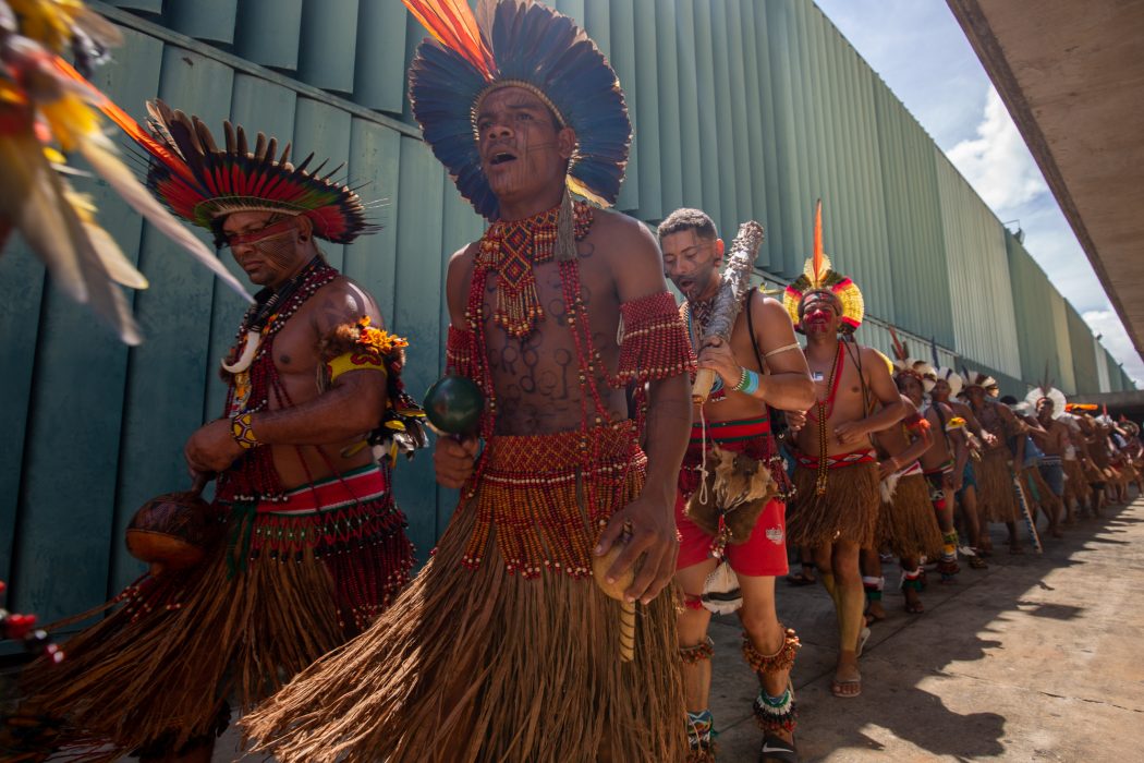 Indígenas do sul e extremo sul da Bahia fazem cantos na entrada da Câmara dos Deputados, em Brasília. Foto: Tiago Miotto/Cimi