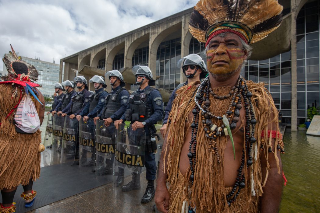 Polícia Militar e Força Nacional aguardavam indígenas na frente do Ministério da Justiça, nesta quarta (11), e acompanharam de perto lideranças recebidas em reunião. Foto: Tiago Miotto/Cimi